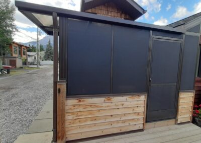 The screen walls provide privacy.